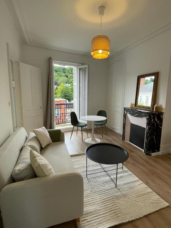 un salon avec un canapé et une table dans l'établissement Appart 2 pièces rénové, centre-ville, au Havre