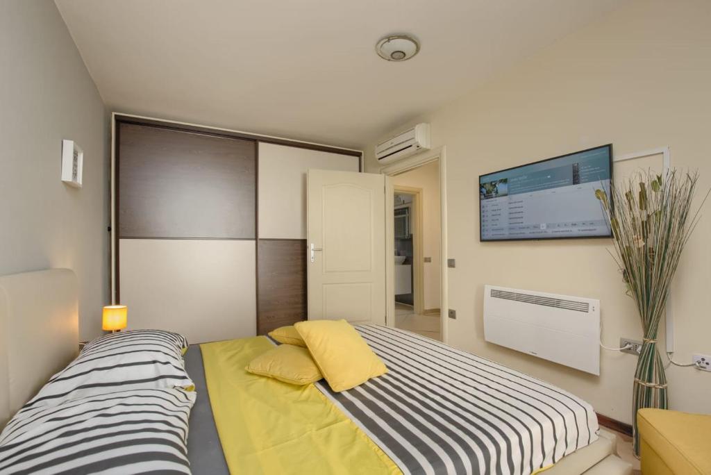 Łóżko lub łóżka w pokoju w obiekcie Comfortable apartment near the beach