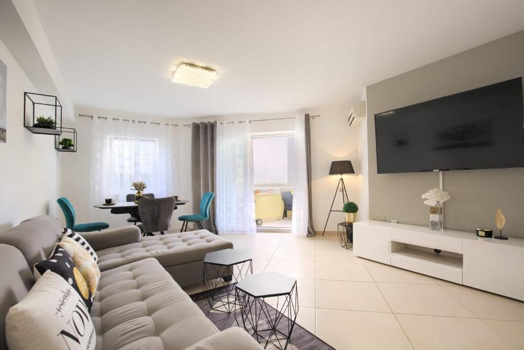 Telewizja i/lub zestaw kina domowego w obiekcie Comfortable apartment near the beach