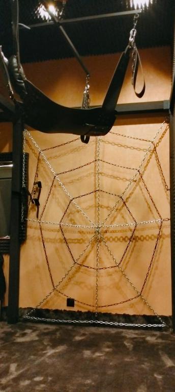 un gros plan d'une table en bois avec une sangle dans l'établissement la love interdite chez love room Toulon, à Toulon