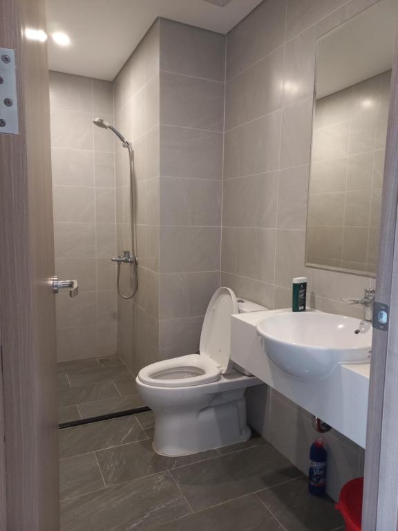 a bathroom with a toilet and a sink and a shower at Căn hộ 1PN BS11 Vinhomes Grand Park in Long Bình