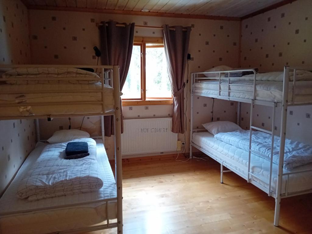 Postel nebo postele na pokoji v ubytování LAKESIDE AURORA CABINS