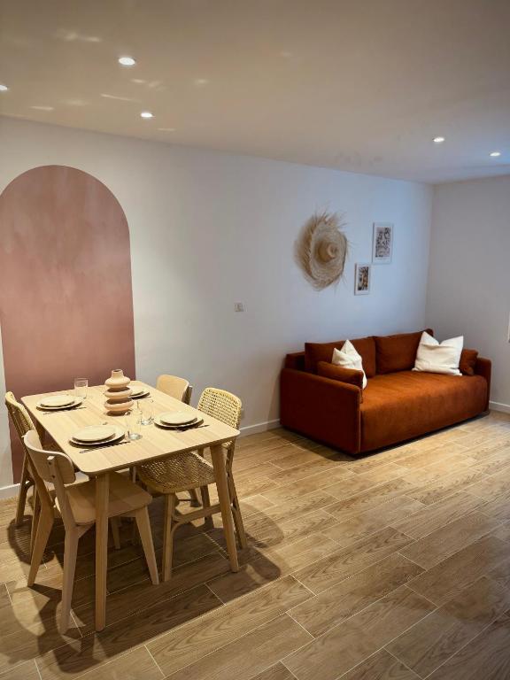 un salon avec une table et un canapé dans l'établissement Casa Una - Hypercentre proche gare SNCF et Port, à Toulon