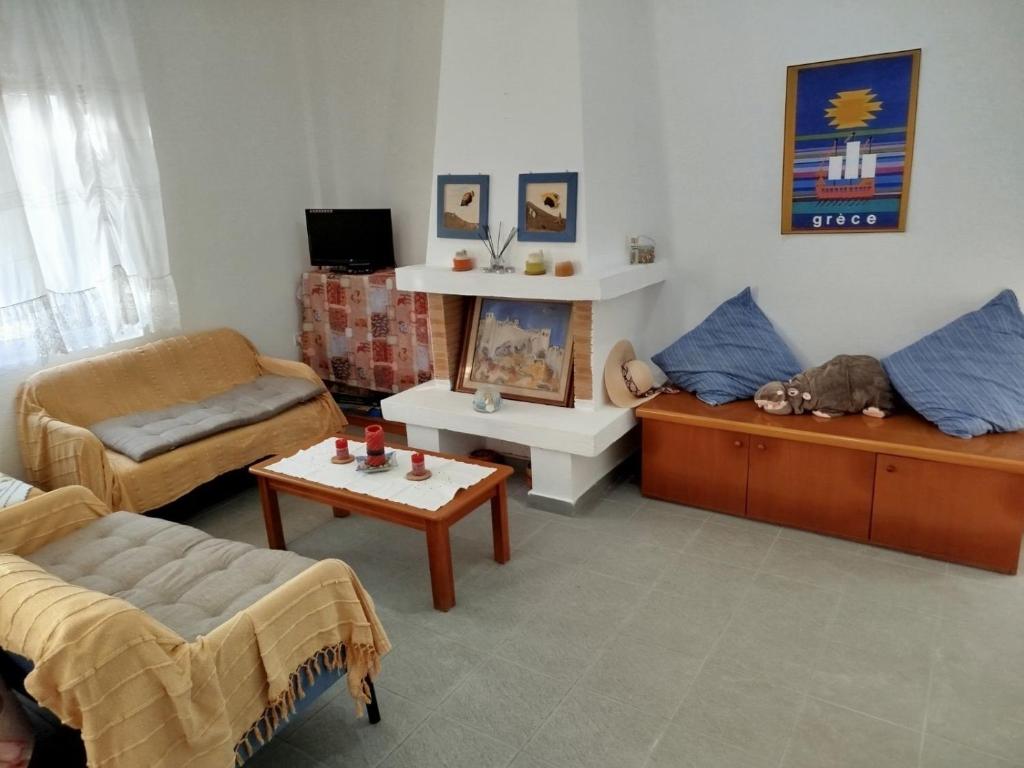 un soggiorno con un divano e un tavolo di Villa Estrella a Siviri