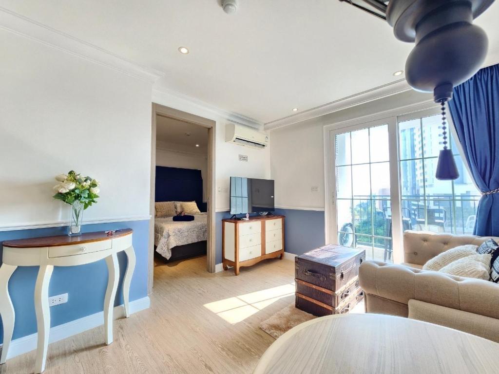 un salon avec un canapé et une chambre dans l'établissement Seven Seas Cafe D'Azur, à Jomtien Beach