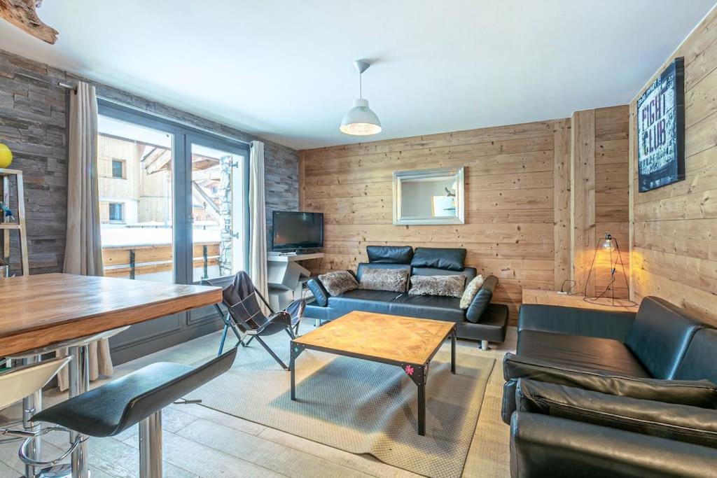 un salon avec un canapé et une table dans l'établissement CRISTALLINES App 6 personnes Val d'Isère Centre, Garage, à Le Joseray