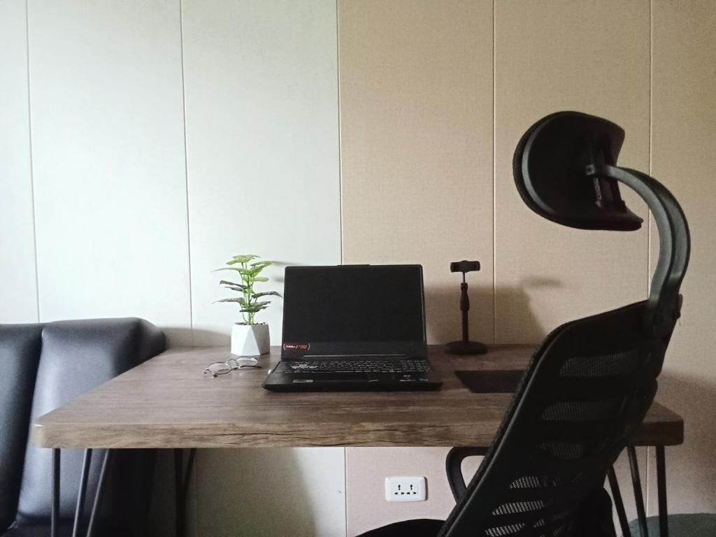 a desk with a laptop computer on top of it at Morning cozy, airport 5-30 min in Pak Kret