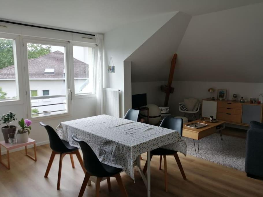 un salon avec une table et des chaises dans l'établissement T2 58M2, proche Orly et Disney, parking, ligne métro 8 à 5 minutes, à Créteil