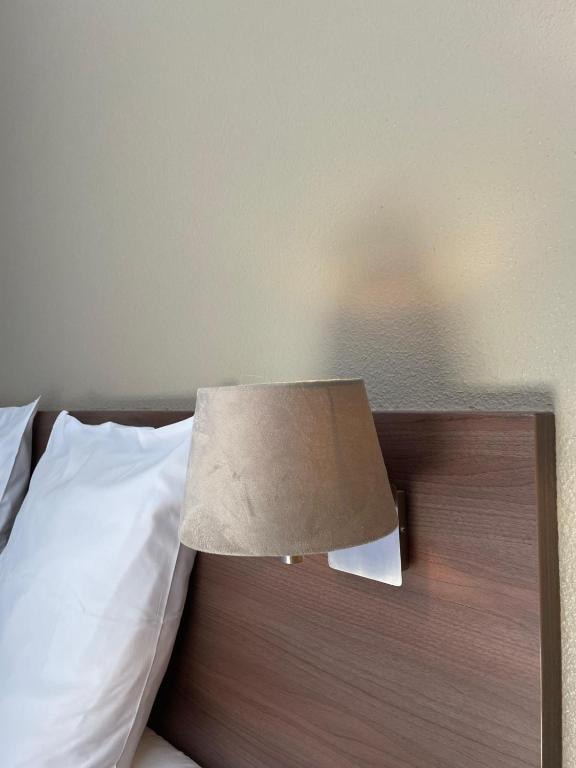 Postel nebo postele na pokoji v ubytování Logis Hôtels et restaurant La Pause Rn7