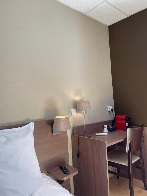 Postel nebo postele na pokoji v ubytování Logis Hôtels et restaurant La Pause Rn7