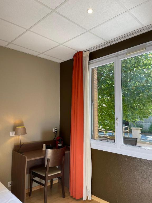 Postel nebo postele na pokoji v ubytování Logis Hôtels et restaurant La Pause Rn7