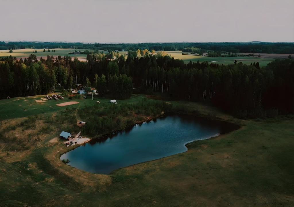 una vista aérea de un estanque en un campo de golf en Glempings Dīķīši, en Stākas