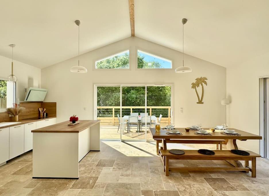 une grande cuisine avec une table et une salle à manger dans l'établissement Villa à deux pas du lac, à Léon