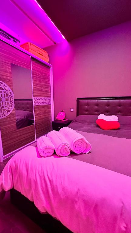 Postel nebo postele na pokoji v ubytování Pink House Martil