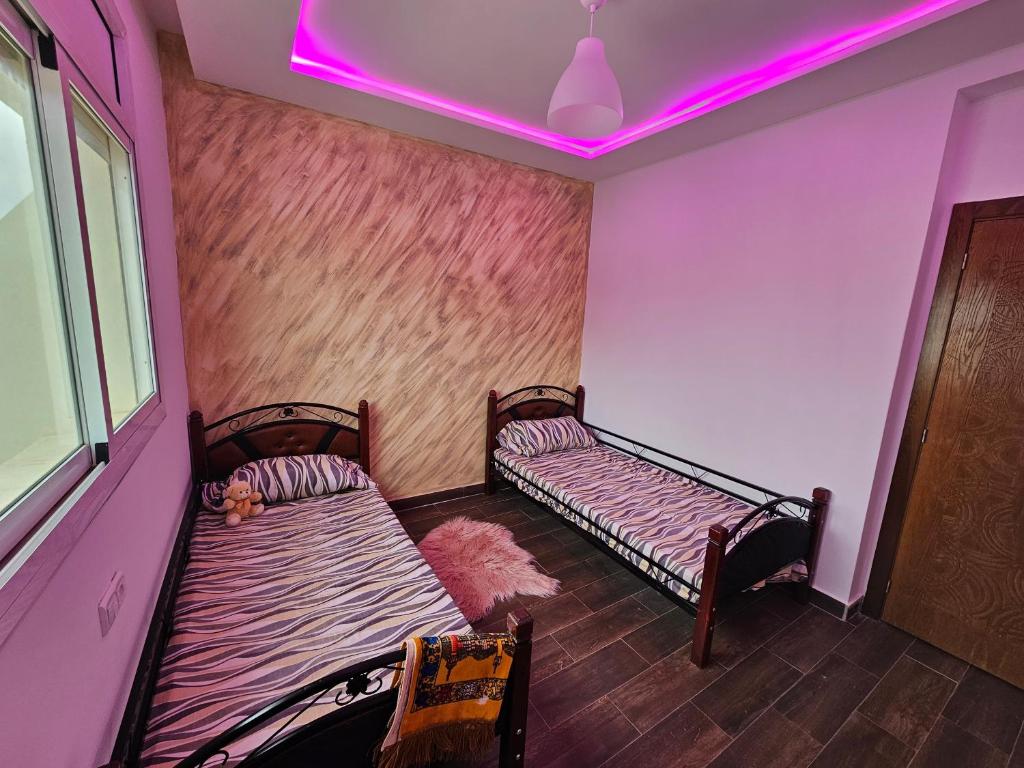 Postel nebo postele na pokoji v ubytování Pink House Martil