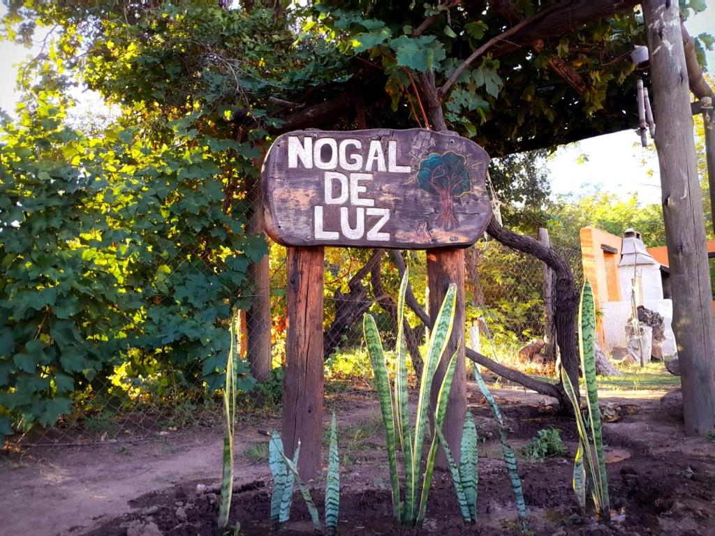 ein Schild mit der Aufschrift „Noel de Lupo“ in der Unterkunft “Nogal de Luz”- Acogedora Cabaña p/Familia yAmigos in La Rioja