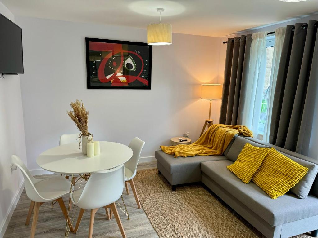 Posezení v ubytování Brand new Flat 5 with Free Parking and fast WIFI