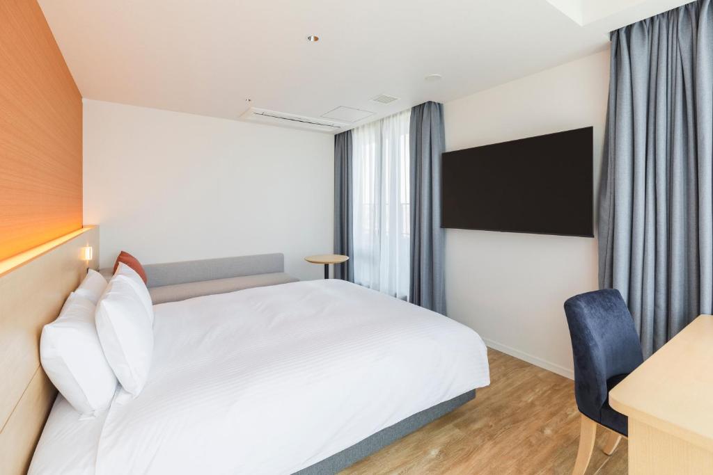 Postel nebo postele na pokoji v ubytování Sotetsu Hotels The Splaisir Yokohama