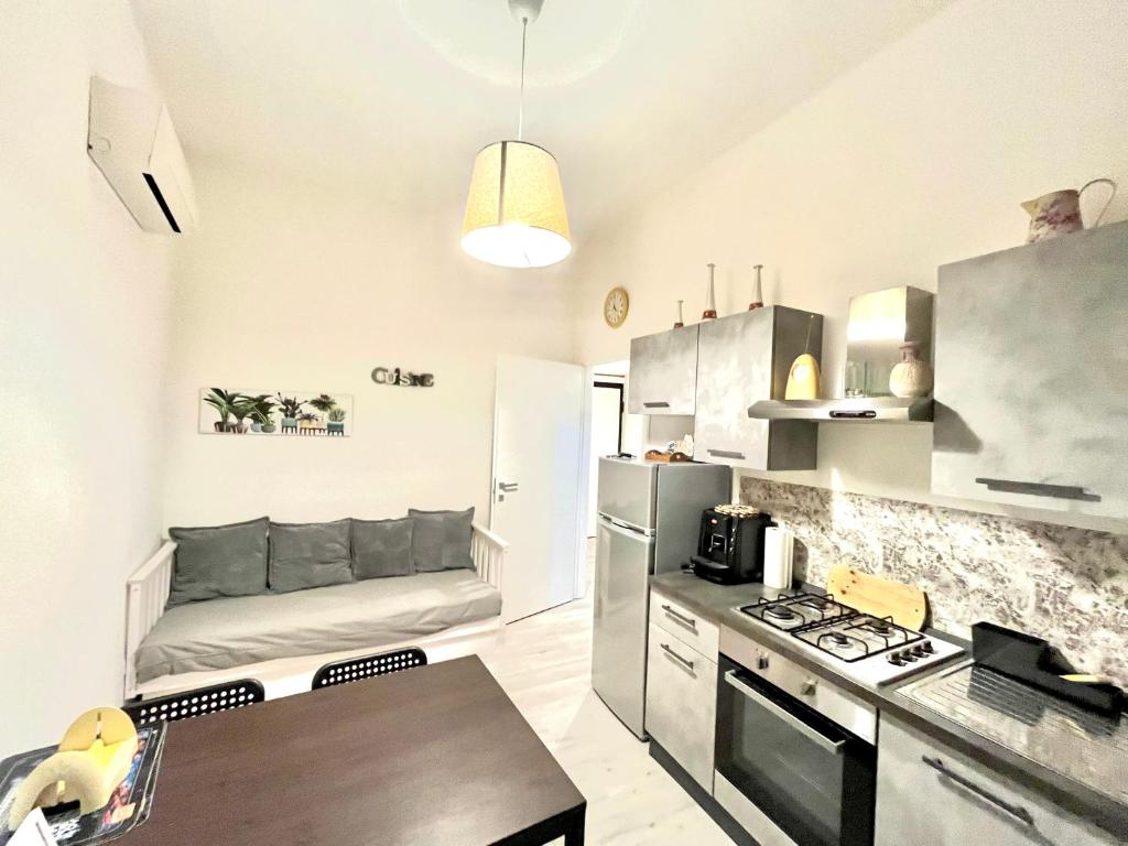 kuchnia z kanapą w rogu pokoju w obiekcie la casa di Lilly w mieście Cassino