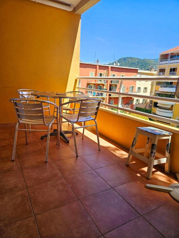 - un balcon avec une table et des chaises dans l'établissement Studio lumineux en plein centre-ville, avec terrasse privée sur cour, situé place du Pin, à Nice