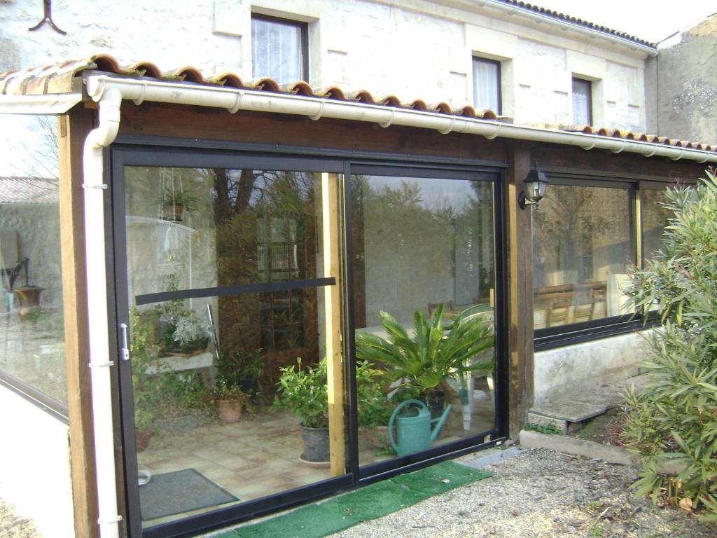 Champagnollesにあるmaison de campagneの屋根のコンサバトリー