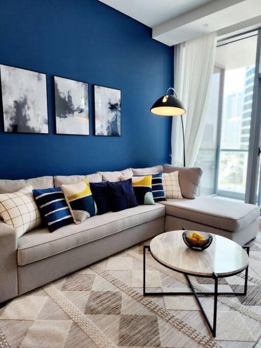 Hotel Alaia Retreat, a living room with a couch and a table at Alaia Retreat in Dubai