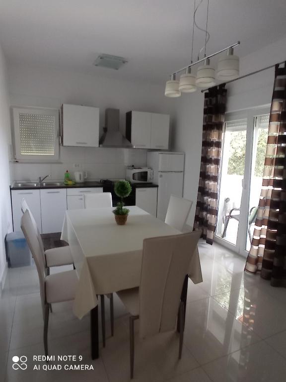 Kuchyňa alebo kuchynka v ubytovaní Apartmani Gaga