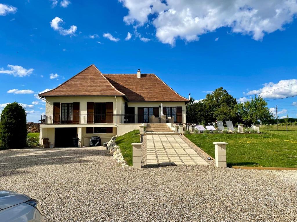 une maison avec une allée devant dans l'établissement Les Grands Bois, à Pomport