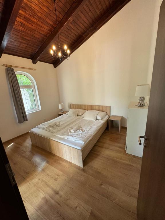 Posteľ alebo postele v izbe v ubytovaní Bláthy Apartman
