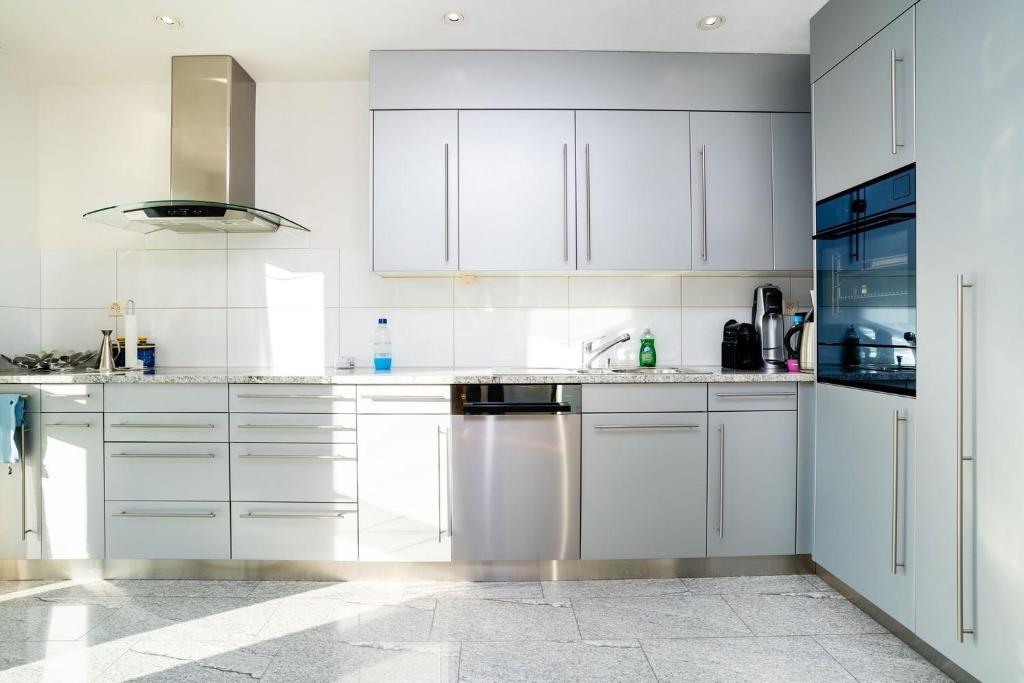 Kuchyň nebo kuchyňský kout v ubytování VK - R - Zürich Airport - Luxury - Home Stay - Rätschengässli - Kloten