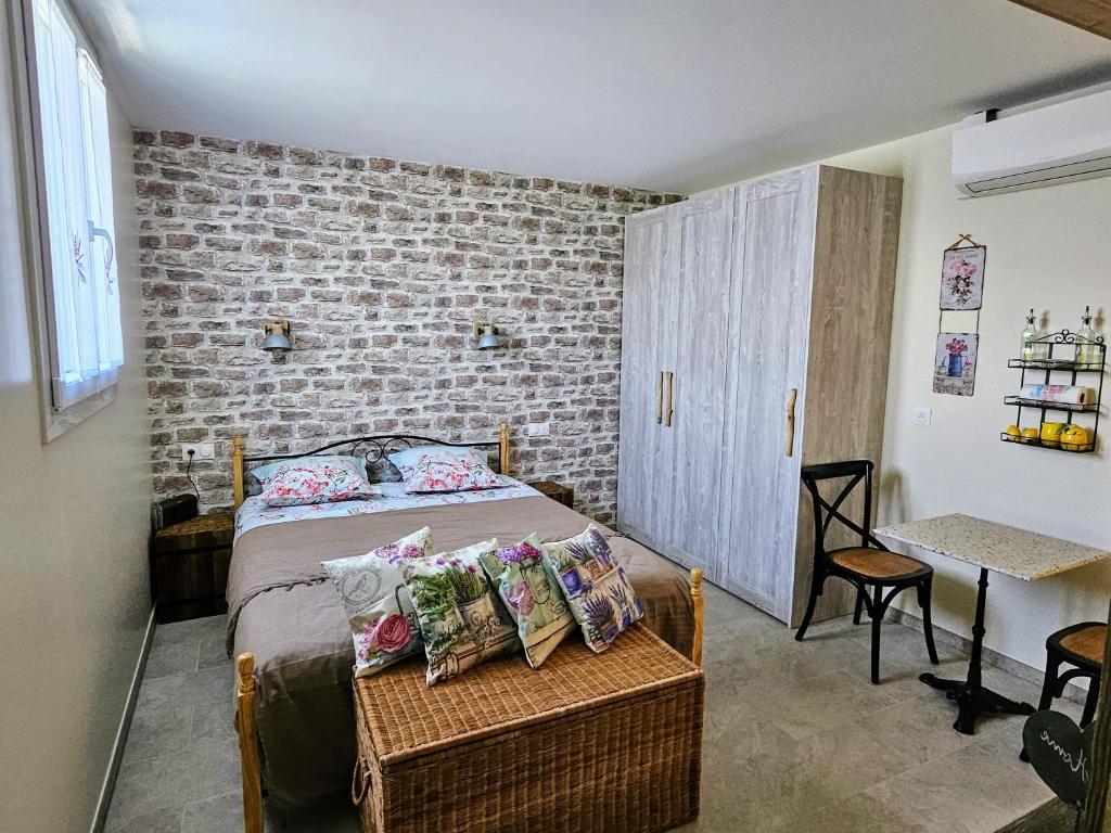 Ένα ή περισσότερα κρεβάτια σε δωμάτιο στο Charmant studio près de la plage avec jacuzzi et terrasse privative