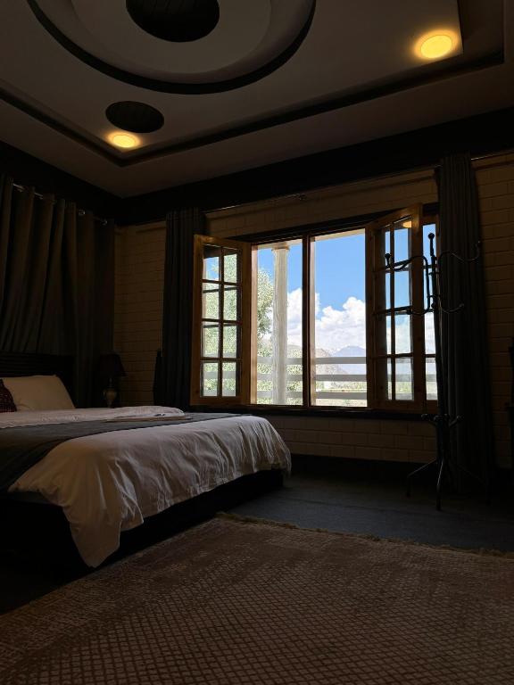 Postel nebo postele na pokoji v ubytování Signature Skardu Hotel