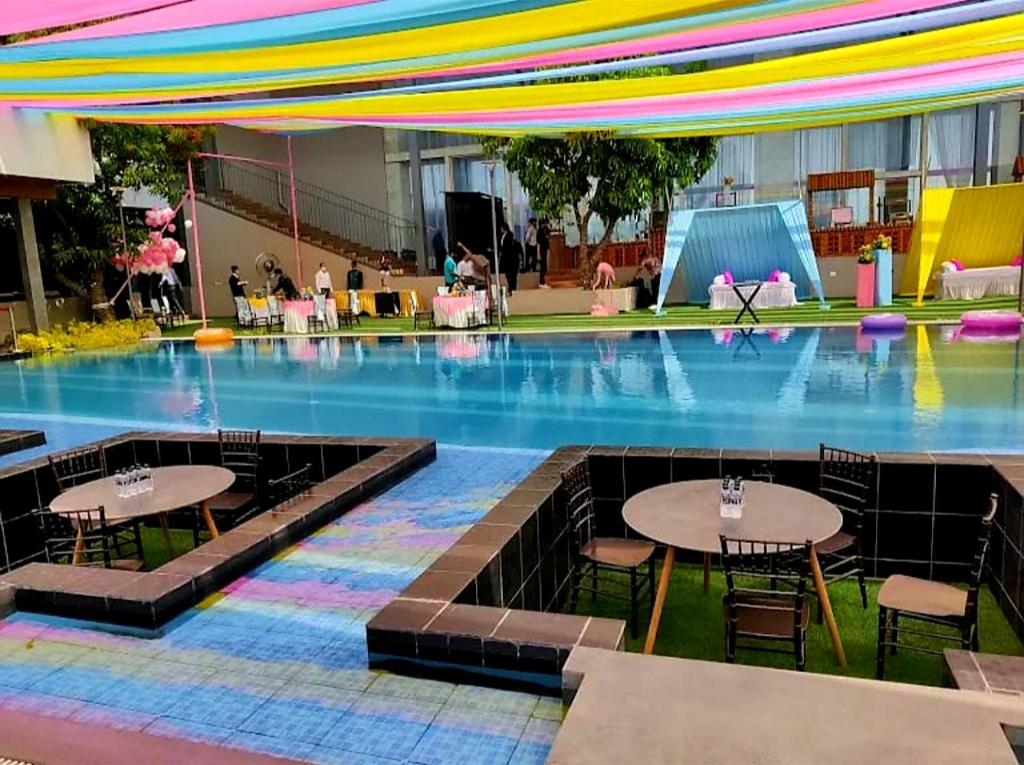 Bazén v ubytování The Democracy Hotel & Resorts nebo v jeho okolí
