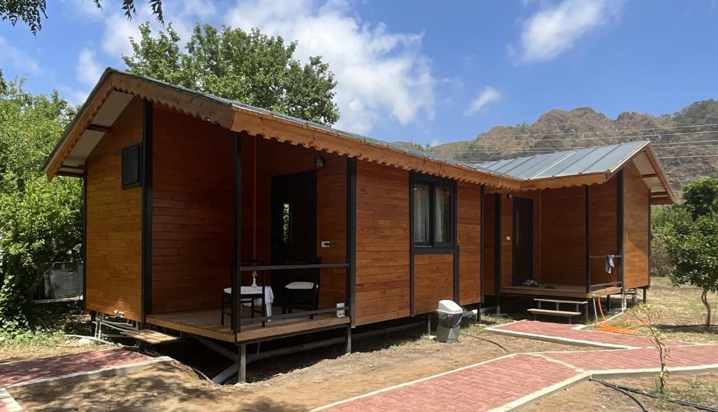 una piccola casa in legno con tetto di Hane-i Keyif Pension a Çıralı