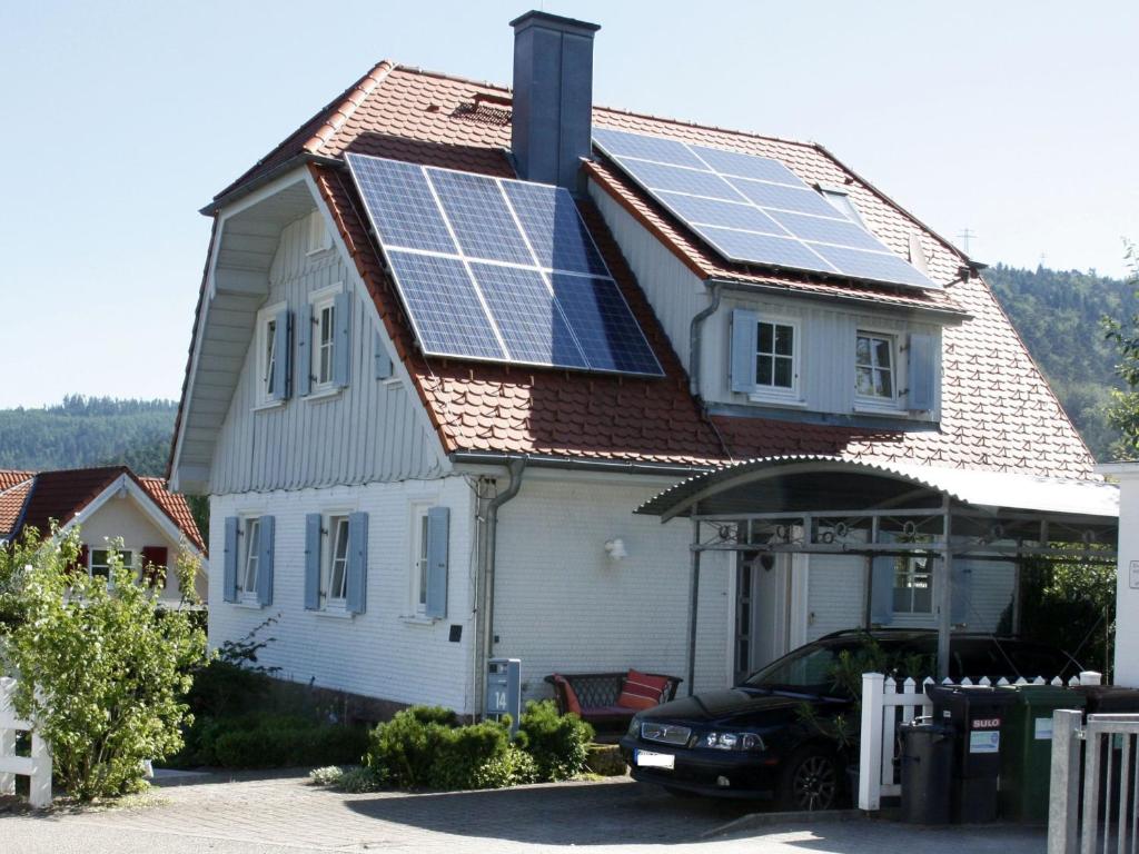 une maison avec des panneaux solaires sur le toit dans l'établissement Rollstuhlgerecht auf der Kullenmühle, à Bad Herrenalb
