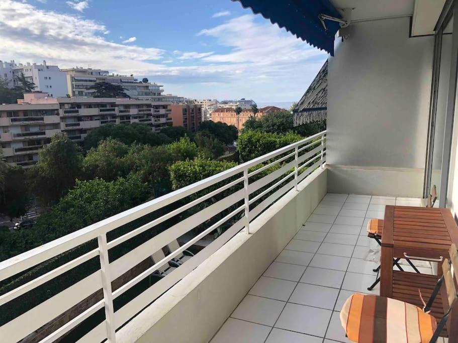 un balcon avec vue sur une ville dans l'établissement Appartement 3 pièce à Cannes, à Cannes