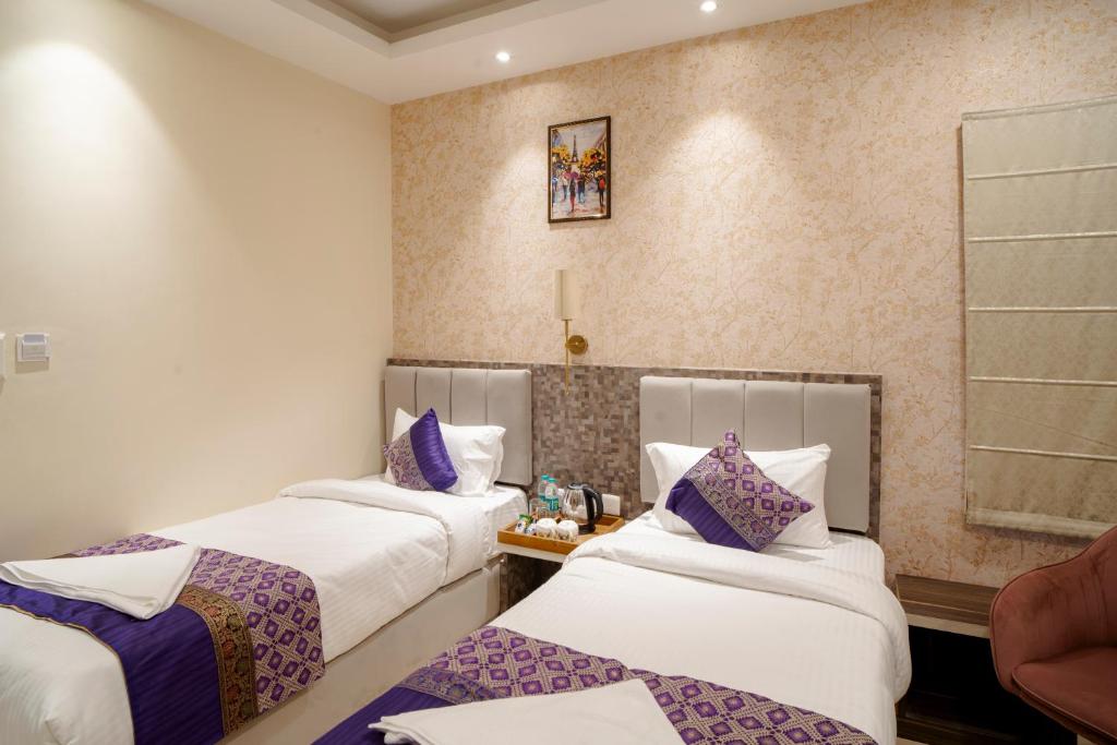Postel nebo postele na pokoji v ubytování HOTEL OMKAR INTERNATIONAL VARANASI --A Premium Luxury Hotel -- 5-Star Feel At An Affordable Price --