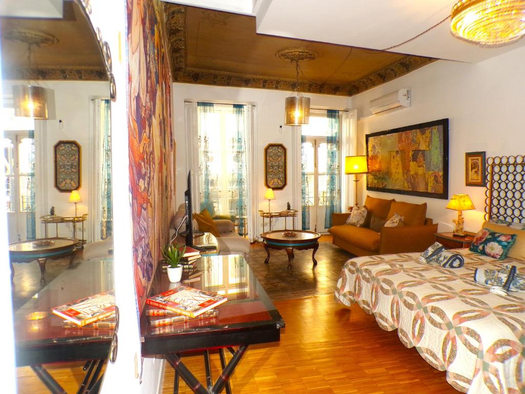 ein Wohnzimmer mit Sofa und Tisch in der Unterkunft Boutique Carthago Modernista Experiencias CarthagoTematizadas in Cartagena