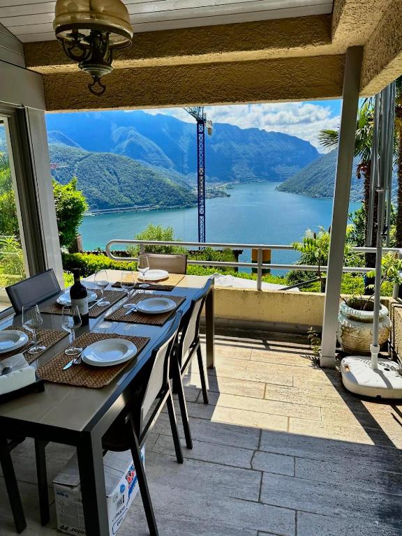 Villa Martino pool and lake view - Resim 6