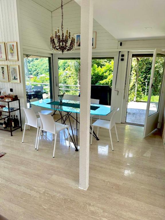 Villa Martino pool and lake view - Resim 9