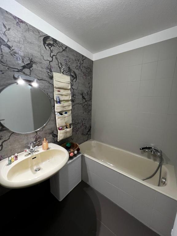 Villa Martino pool and lake view - Resim 16