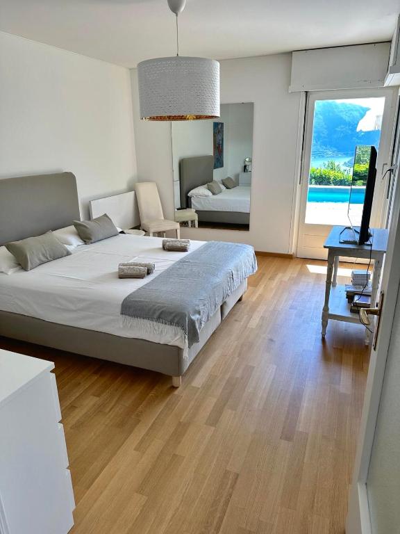 Villa Martino pool and lake view - Resim 2