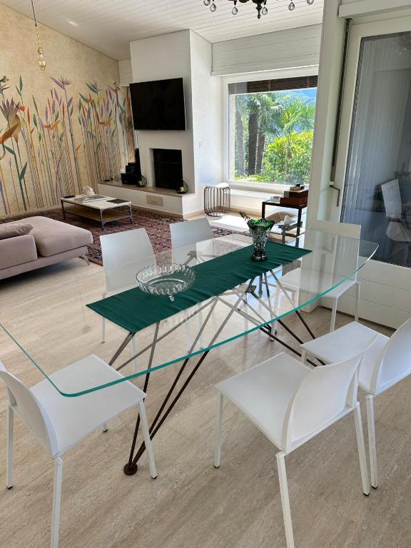 Villa Martino pool and lake view - Resim 10