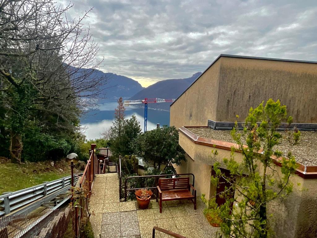 Villa Martino pool and lake view - Resim 22