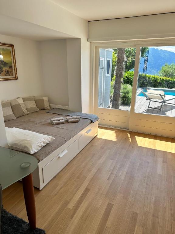 Villa Martino pool and lake view - Resim 15