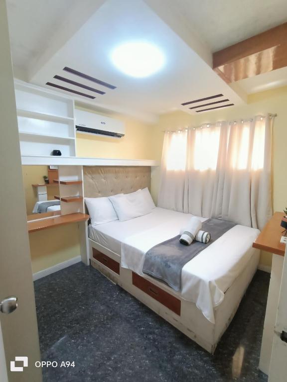 Postel nebo postele na pokoji v ubytování One Oasis Davao Condo 2BR Behind SM Mall with WIFI & Pool