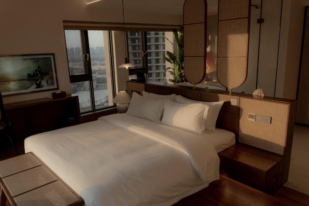 Postel nebo postele na pokoji v ubytování 昆明市呈贡区椿屿岚酒店 Chun Yulan Hotel