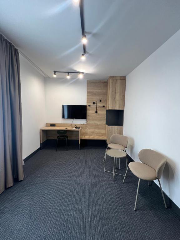 Televízia a/alebo spoločenská miestnosť v ubytovaní Sremsky inn