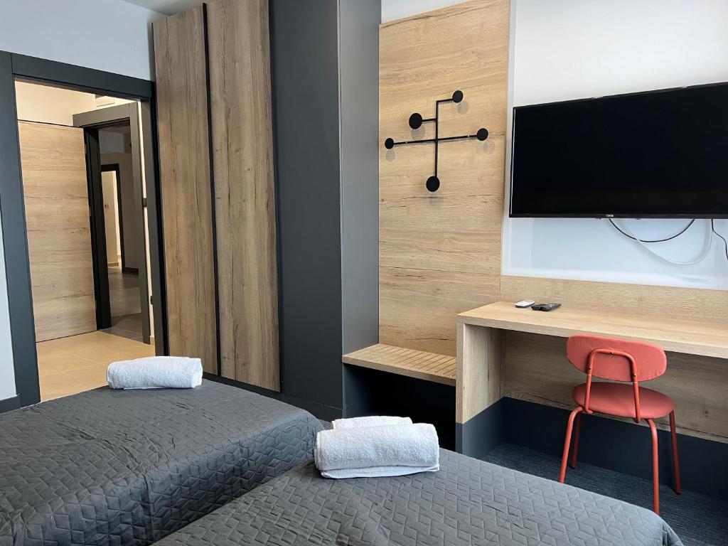 Televízia a/alebo spoločenská miestnosť v ubytovaní Sremsky inn