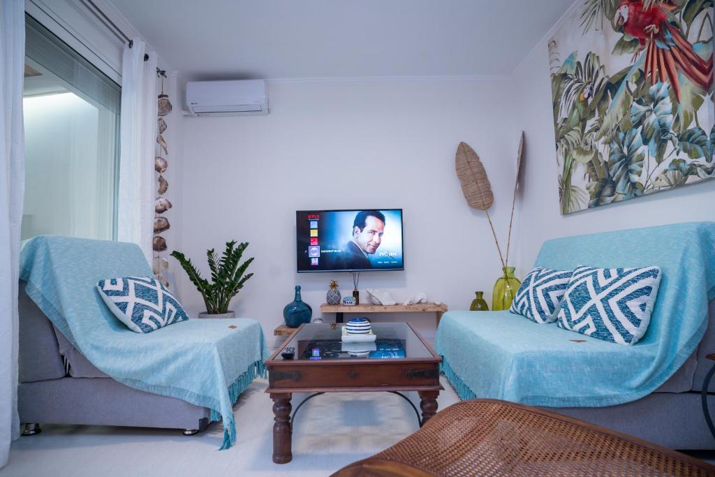 TV a/nebo společenská místnost v ubytování Coconut Blue